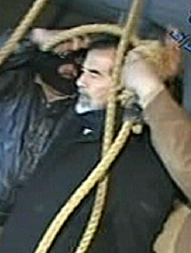 Capture d'écran d'al-Iraqiya television de l'éxécution de Saddam Hussein le 30 décembre 2006 à Bagdad
