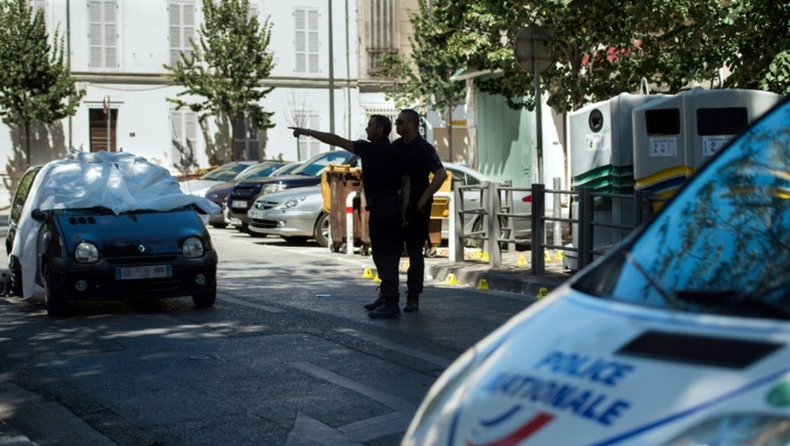 Les forces de l'ordre sur les lieux où deux hommes ont été tués à la kalachnikov, le 7 août 2016 à Marseille