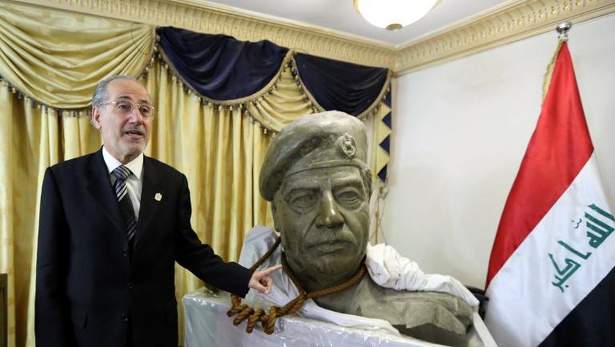 Mouaffak al-Rubaïe, ancien conseiller à la sécurité nationale, pose le 23 décembre 2013 dans son bureau de Kadhmiyah à côté du buste de de Saddam Hussein avec la corde qui l'a pendu autour du cou