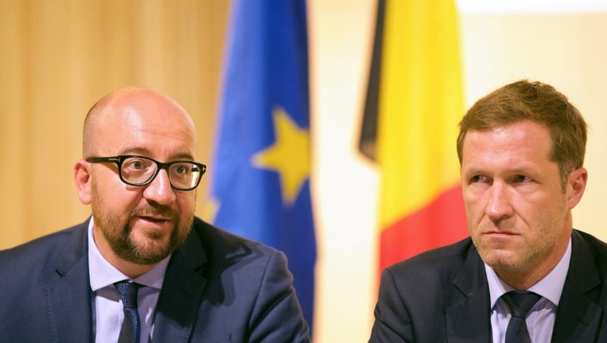 Le Premier ministre belge Charles Michel (G) et le maire de Charleroi Paul Magnette lors d'une conférence de presse, le 7 août 2016 à Charleroi