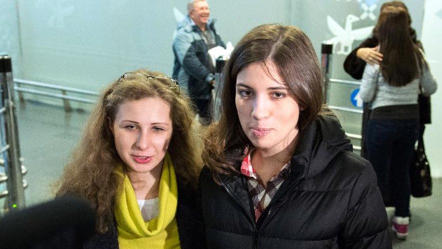 Maria Alekhina et Nadejda Tolokonnikova à leur arrivée le 27 décembre 2013 à Moscou