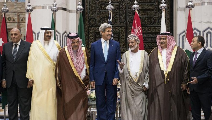 Les ministres des Affaires étrangères de l'Egypte Sameh Shoukry, du Koweit Al-Khalid al-Sabah, de l'Arabie Saud al-Faisal, des USA John Kerry, d'Oman Yussef bin Alawi bin Abdullah, de Bahrein Khaled bin Ahmed al-Khalifa et du Liban  Gebran Bassil le 11 septembre 2014 à Jeddah