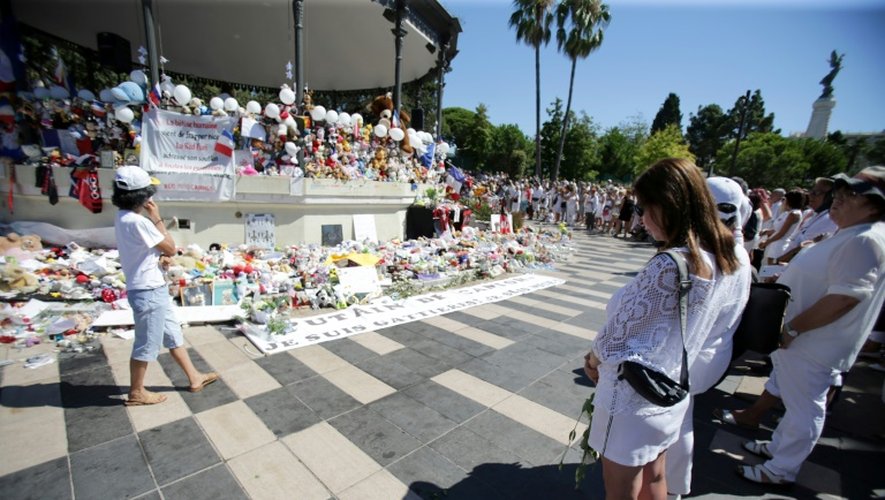 Rassemblement de personnes vêtues de blanc en hommage aux victimes de l'attentat le 7 août sur la Promenade des Anglais à Nice