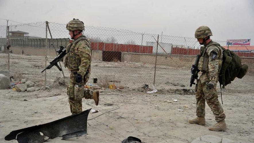 Deux soldats américains sur le lieu de l'attentat suicide qui a tué trois soldats de l'OTAN à Kaboul le 27 décembre 2013