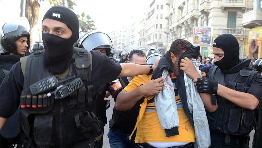 Arrestation d'un manifestant par les forces de sécurité egyptiennes à Alexandrie, le 2 décembre 2013