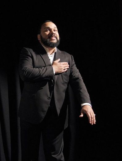 L'humoriste controversé Dieudonné effectuant le geste litigieux de la "quenelle", au théâtre de la Main d'Or, à Paris, le 15 janvier 2012
