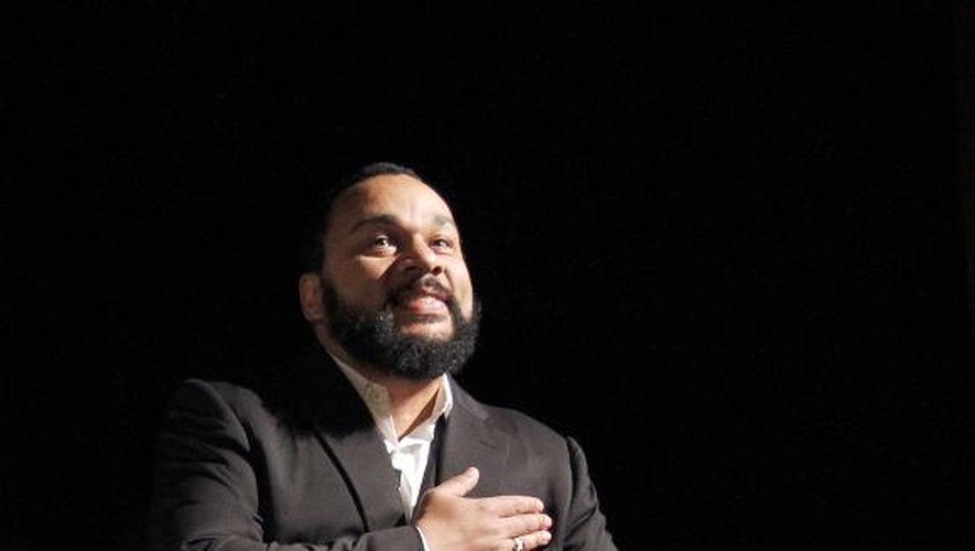L'humoriste controversé Dieudonné effectuant le geste litigieux de la "quenelle", au théâtre de la Main d'Or, à Paris, le 15 janvier 2012