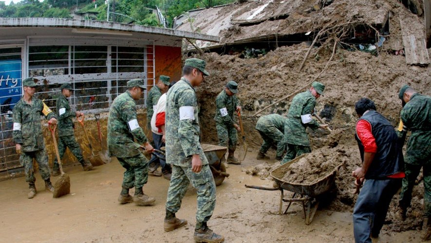 Des soldats mexicains aident à déblayer des maisons endommagées par les glissements de terrains provoquées par les pluies de la tempête Earl, dans la région de Xalapa dans l'Etat de Veracruz au Mexique, le 06 août 2016