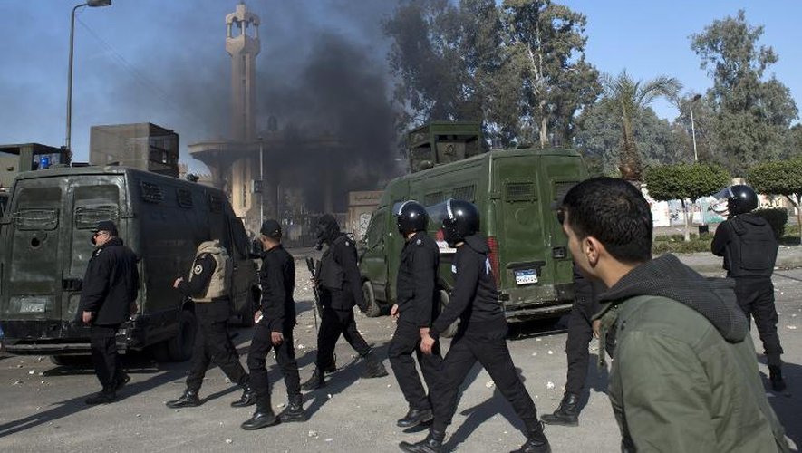 La police anti-émeutes à l'entrée de l'université al-Azhar au Caire, le 27 décembre 2013