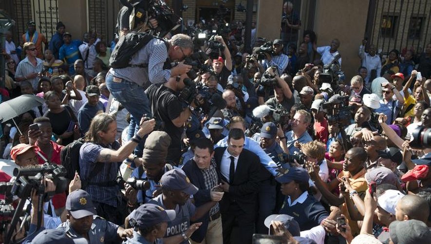 Oscar Pistorius quitte le tribunal le 11 septembre 2014 à Pretoria