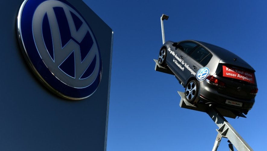 Un modèle Volkswagen exposé chez un concessionnaire de la marque à Düsseldorf, dans l'ouest de l'Allemagne, le 28 septembre 2015