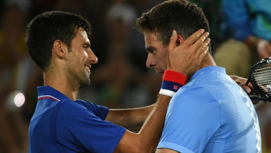 L'Argentin Juan Martin Del Potro (d) félicité par le Serbe Novak Djokovic, le 7 août 2016 aux JO de Rio