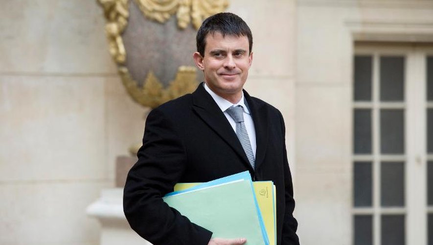 Manuel Valls à la sortie du Conseil des ministres le 18 décembre 2013 à Paris
