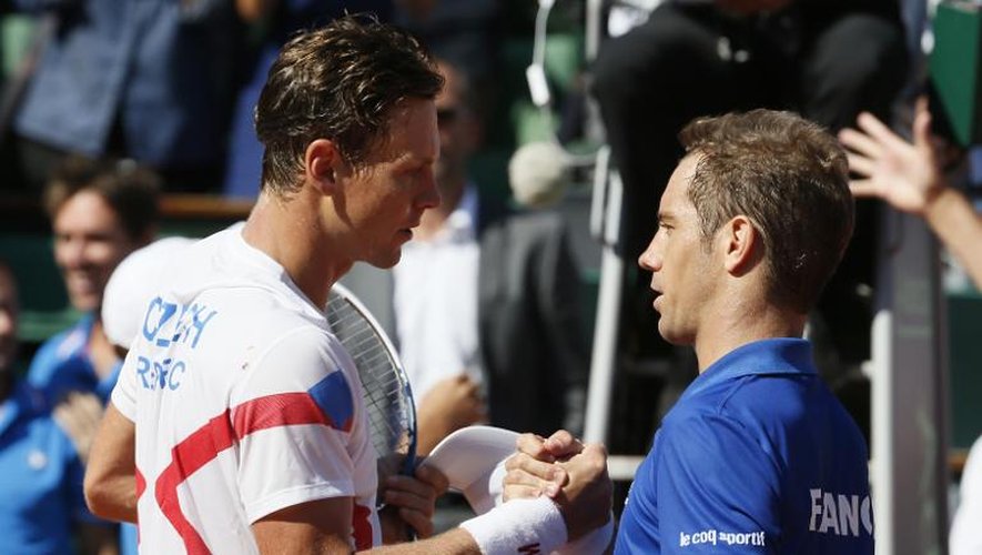 Le Tchèque Tomas Berdych salue le Français Richard Gasquet à l'issue de la victoire de ce dernier en demi-finale de Coupe Davis, le 12 septembre 2014 à Roland Garros