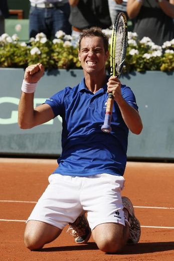 Richard Gasquet célèbre sa victoire en 3 sets contre Tomas Berdych en demi-finale de Coupe Davis, le 12 septembre 2014 à Roland Garros