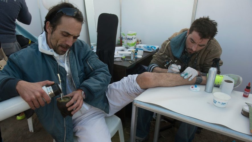 Un détenu en tatoue un autre, dans la prison de Punta de Rieles, à Montevideo, le 21 juin 2016