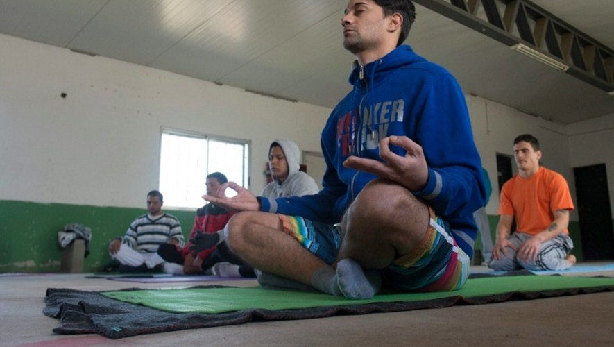 Un détenu fait du yoga dans la prison de Punta de Rieles, à Montevideo le 10 juin 2016