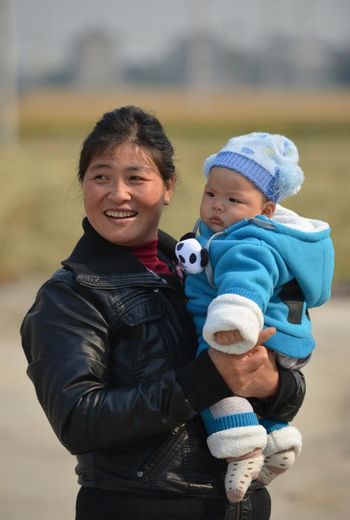 Une grand-mère et son petit-fils le 19 novembre 2013 à Gangzhong village de la province de Zhejiang
