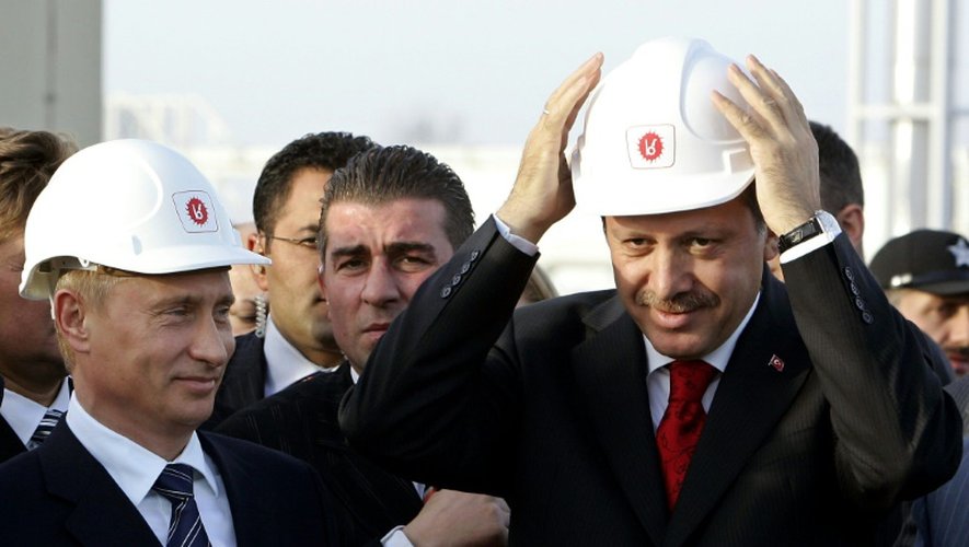 Vladimir Poutine (g) et Recep Tayyip Erdogan lors de l'inauguaration du gazoduc Blue Stream, à Durusu, au nord de la Turquie, le 17 novembre 2005