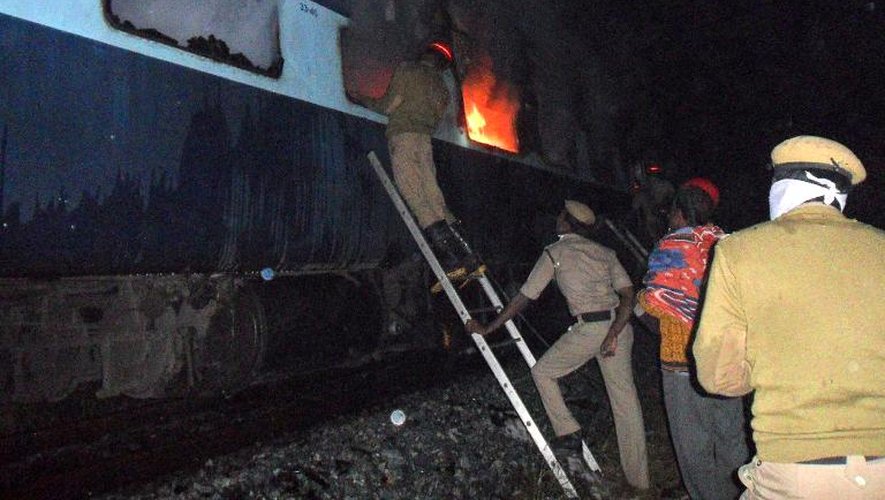 Incendie à bord d'un train le 28 décembre 2013 près de Puttapartihi
