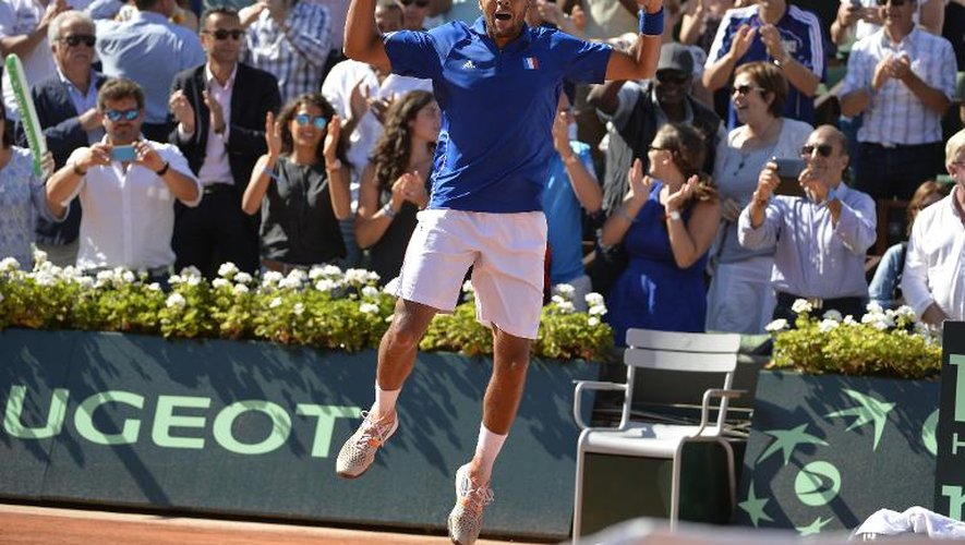 Le Français Jo-Wilfried Tsonga fête sa victoire sur le Tchèque Lukas Rosol en demi-finale de la Coupe Davis, à Roland-Garros, le 12 septembre 2014