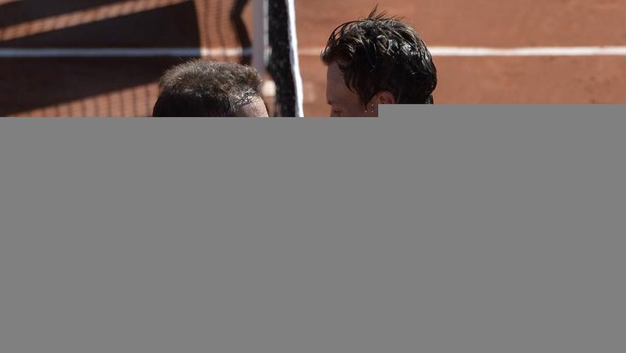 Richard Gasquet (g) serre la main de son adversaire Tomas Berdych (d) à la fin du premier simple entre la France et la République tchèque en Coupe Davis, le 12 septembre 2014 à Roland-Garros