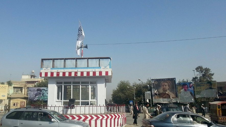 Un drapeau des talibans flotte sur le principal rond-point de la ville de Kunduz, en Afghanistan, le 29 septembre 2015