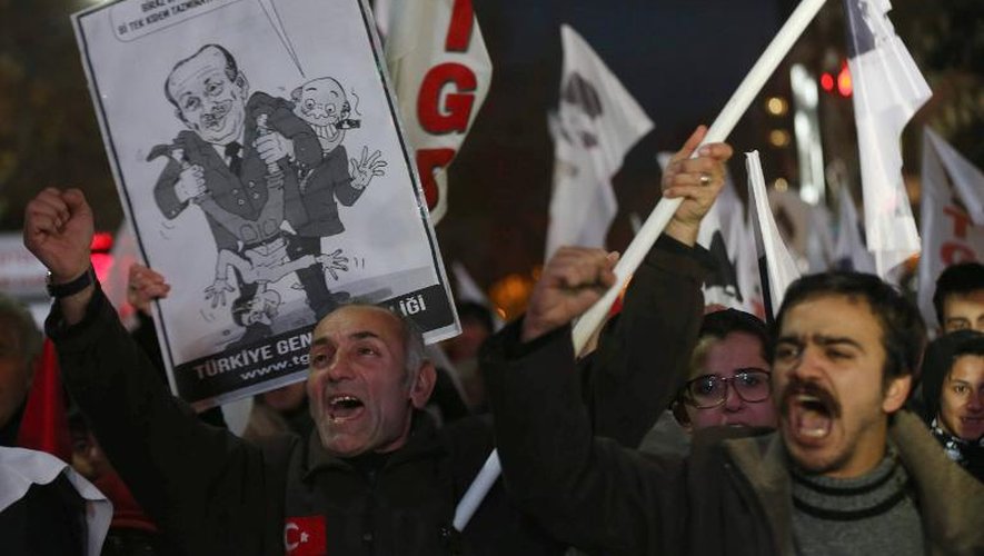 Des manifestants le 27 décembre 2013 à Ankara