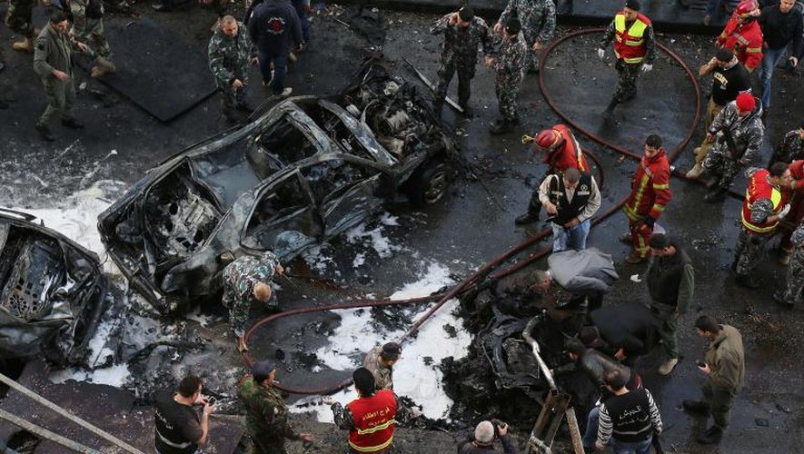 Des pompiers à l'endroit une voiture piégée a explosé le 27 décembre 2013 à Beyrouth