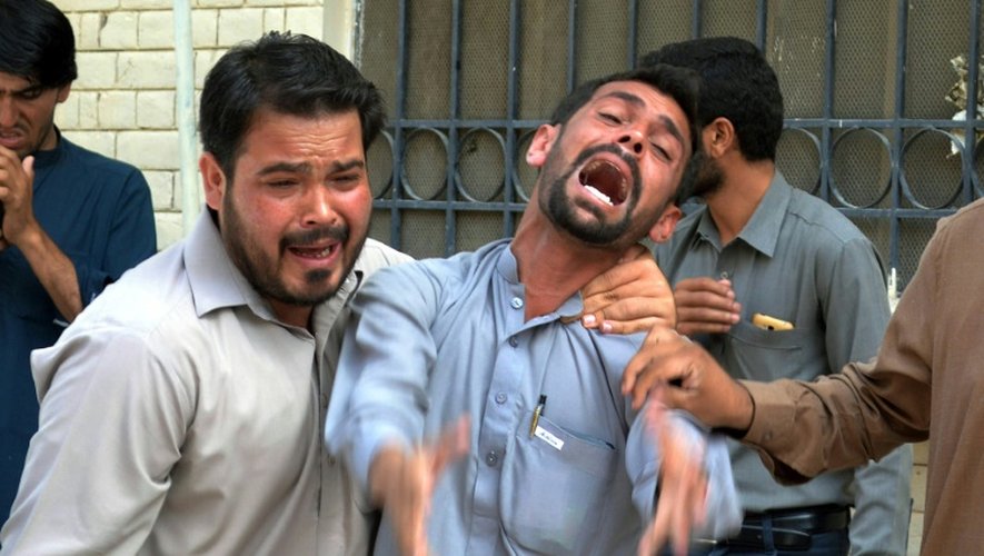 Des Pakistanais sur le site de l'explosion qui a fait au moins 45 morts à Quetta, le 8 août 2016