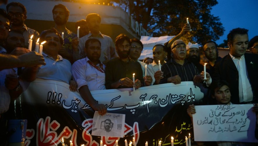 Des journalistes pakistanais rendent hommage à leurs collègues tués dans un attentat à la bombe à Quetta, au Pakistan, le 8 août 2016 à Lahore
