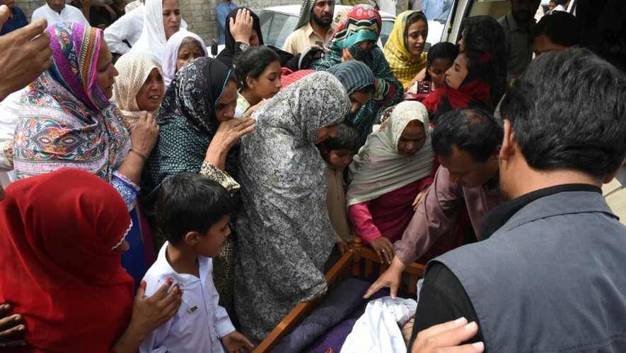 Enterrement d'une victime de l'attentat à la bombe au Pakistan qui a fait au moins 70 morts à Quetta, le 8 août 2016