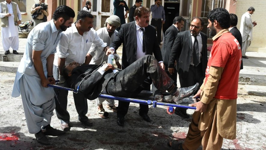 Un blessé est évacué du site de l'explosion qui a fait au moins 45 morts à Quetta, le 8 août 2016