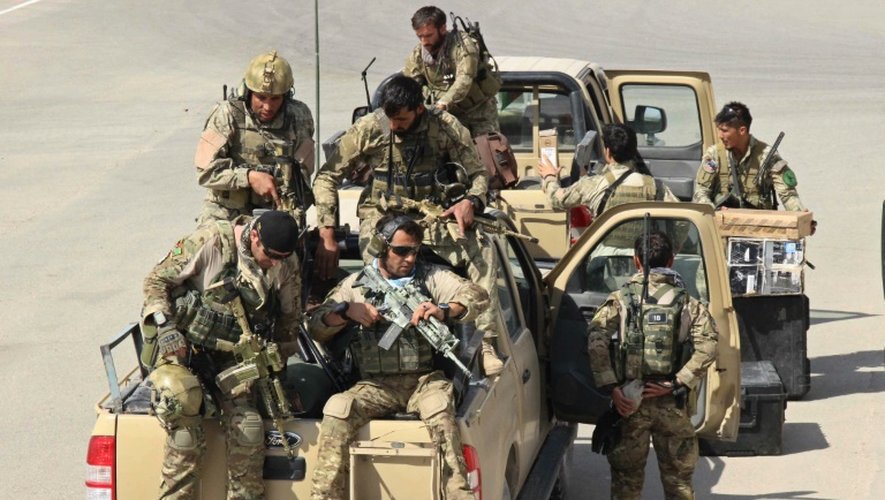 Les forces spéciales de l'armée afghane à leur arrivée, le 29 septembre 2015 à l'aéroport de Kundunz