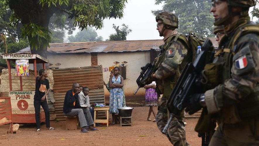 Des soldats français patrouillent dans les rues du 4e arrondissement de Bangui, le 28 décembre 2013