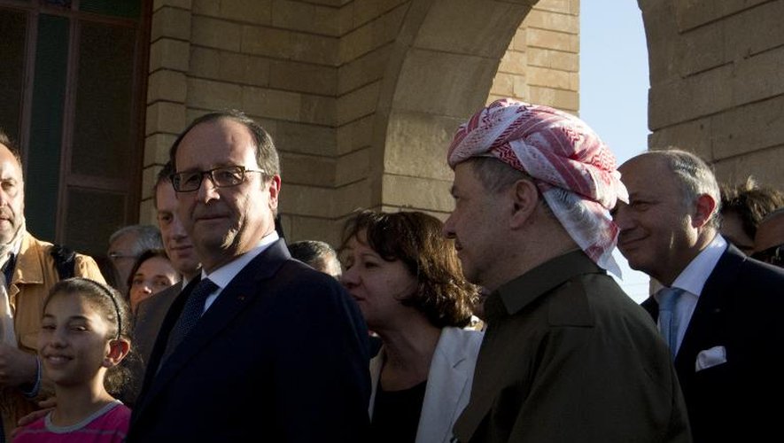 Le président français François Hollande, le ministre des Affaires étrangères Laurent Fabius, et le président du Kurdistan Massoud Barzani (d) visite un camp de réfugiés à Ainkawa, au nord d'Erbil, le 12 septembre 2014 en Irak