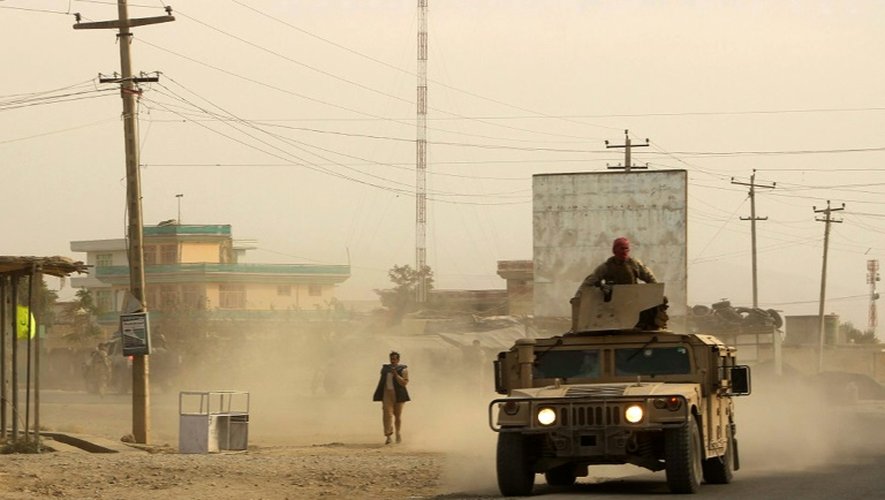 Des membres des forces de sécurité afghane circulent dans Kunduz, en Afghanistan, le 28 septembre 2015
