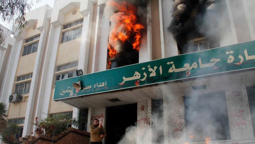 Un bâtiment de la faculté de Commerce de l'université Al-Azhar au Caire, incendié par des étudiants islamistes, le 28 décembre 2013