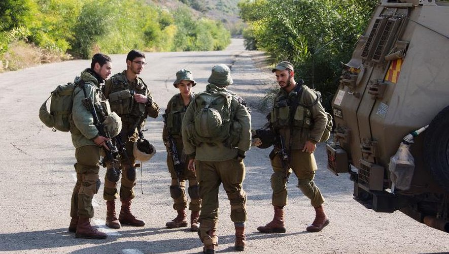 Des soldats israéliens le 16 décembre 2013 à Rosh Hanikra près de la frontière avec le Liban