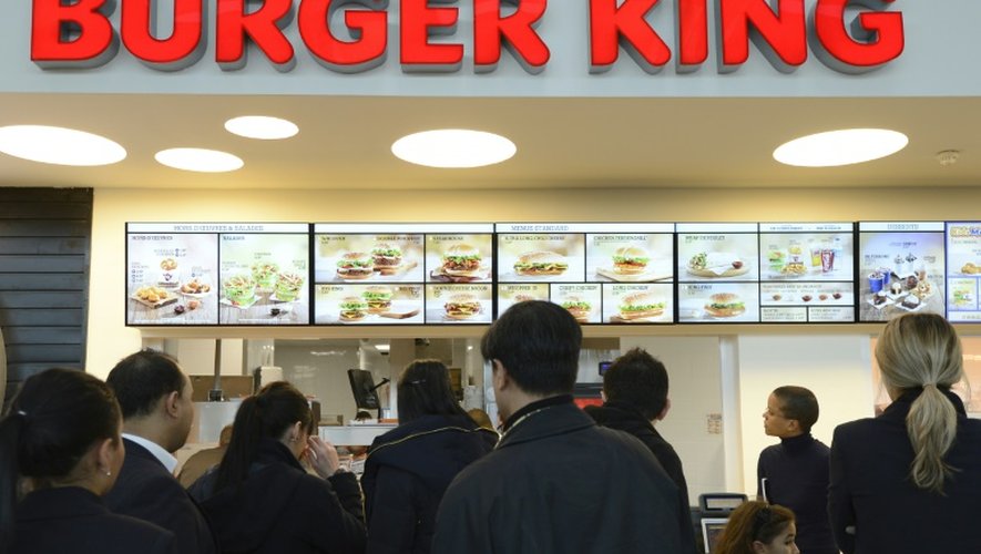 Des clients font la queue pour commander un repas dans un restaurant fast-food Burger King, le 22 décembre 2012 à Marseille