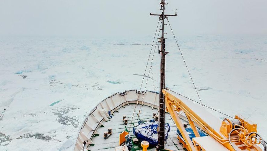 Le MV Akademik Shokalskiy sous la neige le 29 décembre 2013 dans l'Antartique