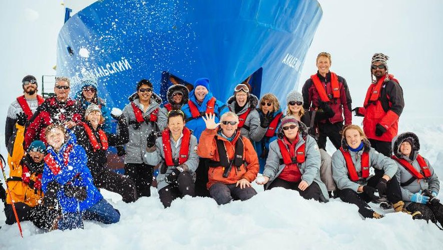 Les passagers du MV Akademik Shokalskiy lors d'une brève excursion à l'extérieur du bateau le 28 décembre 2013 dans l'Antartique