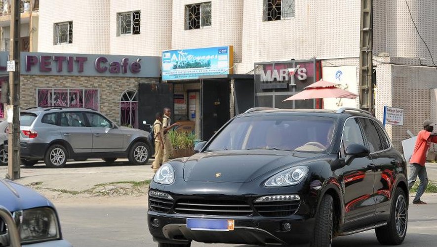 Une Porsche le 19 décembre 2013 dans une rue d'Abidjan