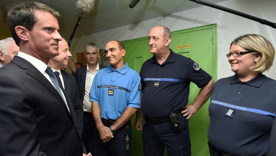 Le Premier ministre Manuel Valls s'entretient avec le personnel de la maison d'arrêt de Nîmes le 8 août 2016
