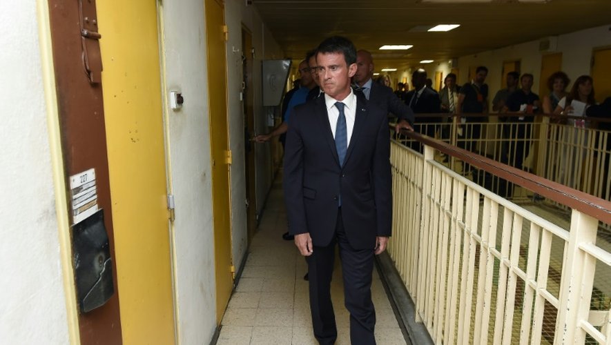 Le Premier ministre Manuel Valls à la maison d'arrêt de Nîmes le 8 août 2016