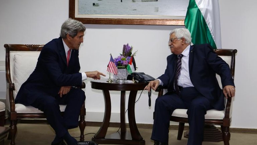 John Kerry et le président palestinien Mahmoud Abbas, le 5 décembre 2013 à Ramallah
