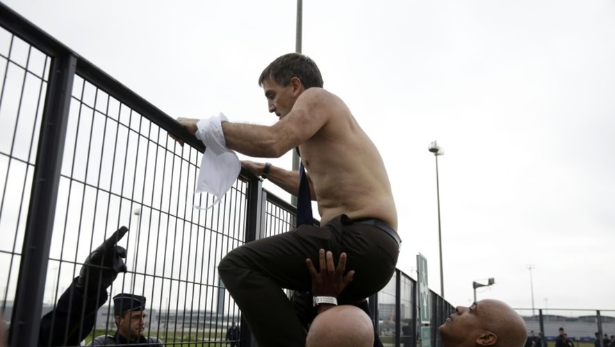 Le vice-président d'Air France en charge des ressources humaines Xavier Broseta, sans chemise arrachée par des grévistes, à Roissy le 5 octobre 2015