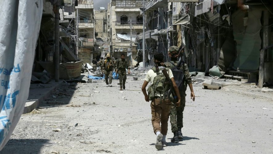 Des membres des Forces démocratiques syriennes (SDF) patrouillent dans la ville de Minbej (nord de la Syrie) le 7 août 2016 pour traquer les jihadistes
