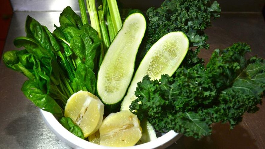 Des légumes et des fruits sont exposés  dont le fameux kale (d) sorte de chou frisé, dont raffole les Américains
