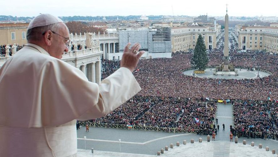 Le pape François salue les fidèles au balcon de la place Saint-Pierre, au Vatican, le 25 décembre 2013